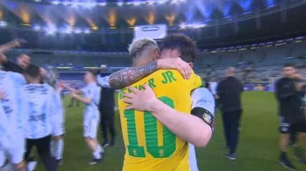 Lionel Messi e Neymar si sono abbracciati affettuosamente